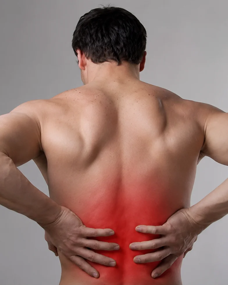 Hombre con dolor lumbar: la lumbalgia y la ciática se tratan con fisioterapia a domicilio